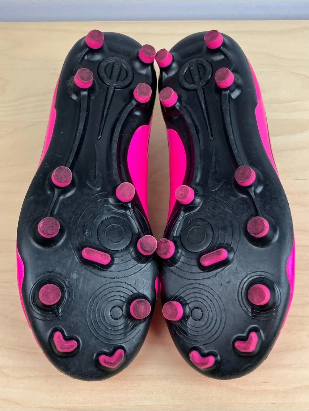 Nike Girls Kids Size 5.5Y Jr. Tiempo Legend Club FG/MG Pink Black Soccer Cleats.